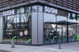 Logo podświetlane i oklejenie witryny dla sushi baru
