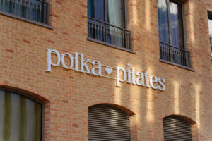 Litery przestrzenne dla studia pilates