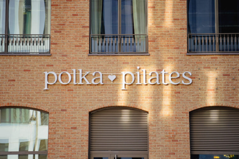 Litery przestrzenne dla studia pilates