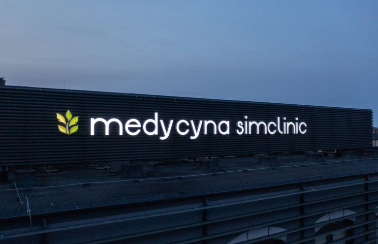Oznaczenie kliniki medycznej, litery przestrzenne na budynku
