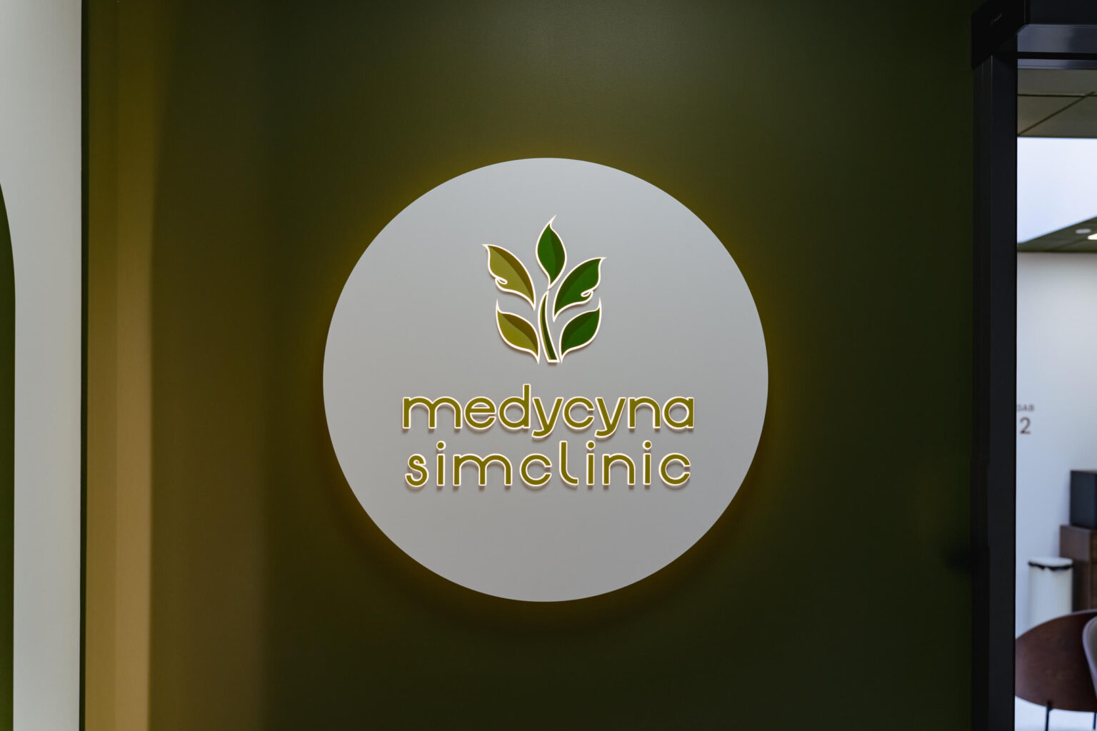 Oznaczenie kliniki medycznej, logo podświetlane z efektem halo