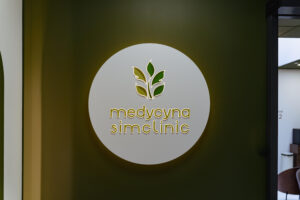 Oznaczenie kliniki medycznej, logo podświetlane z efektem halo