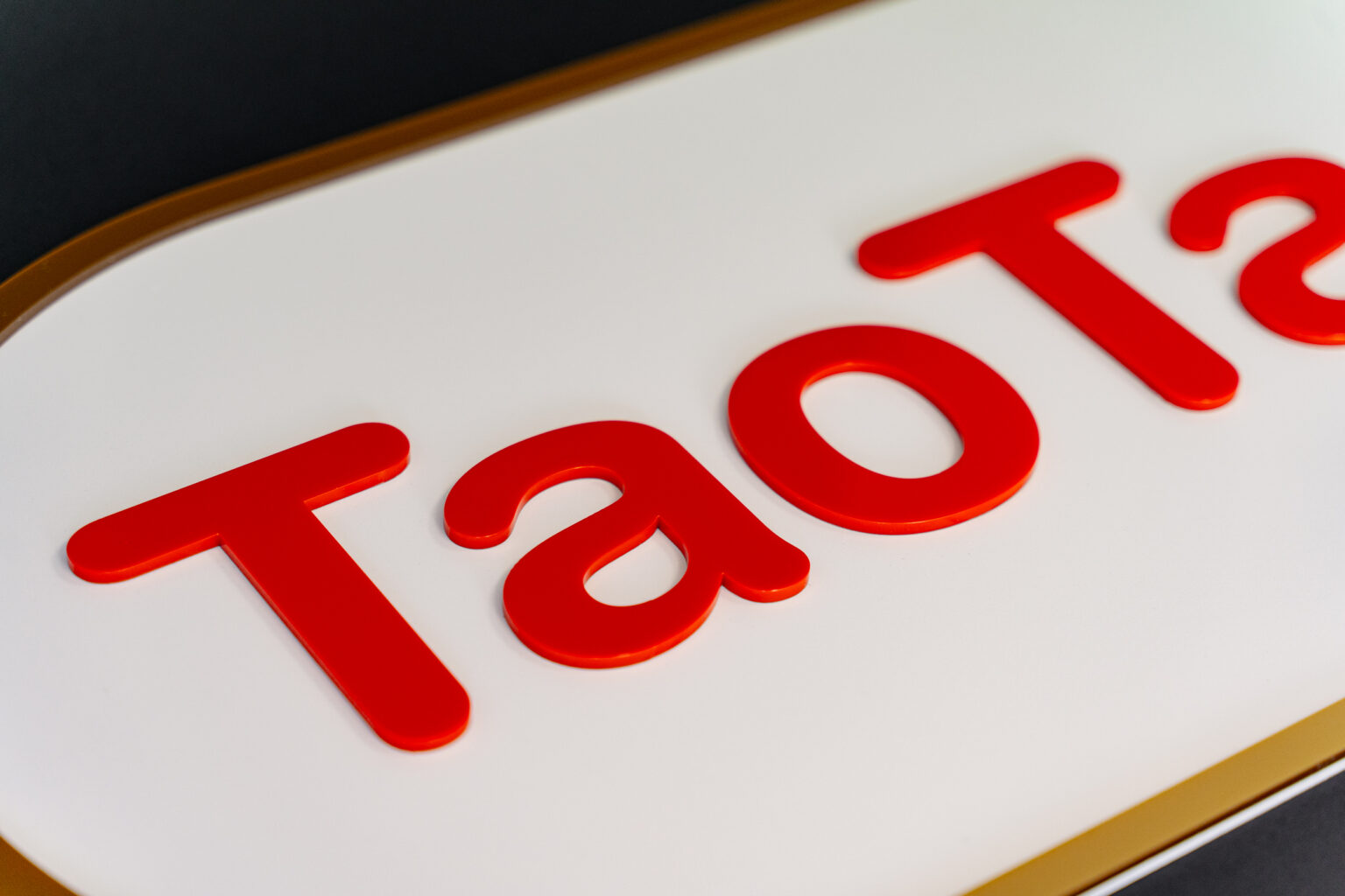 logo z plexi tao tato
