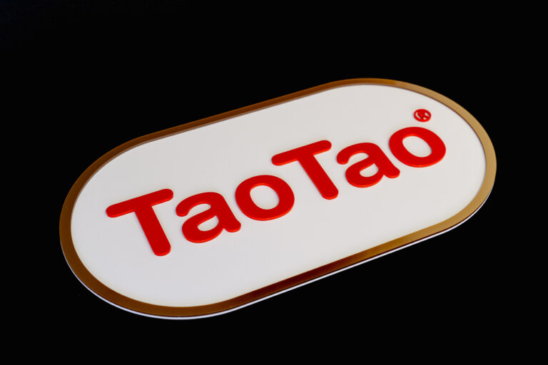 logo z plexi tao tato