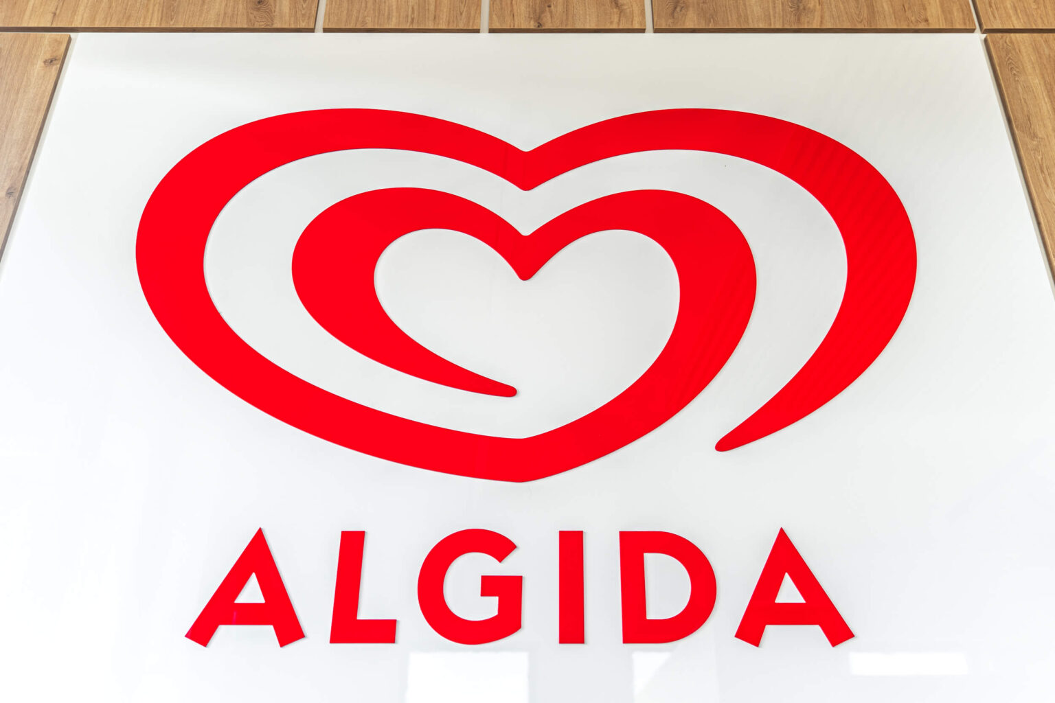 Duże logo na recepcji