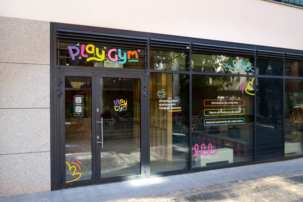 Oznakowanie centrum gimnastycznego dla dzieci Play Gym w Gdańsku