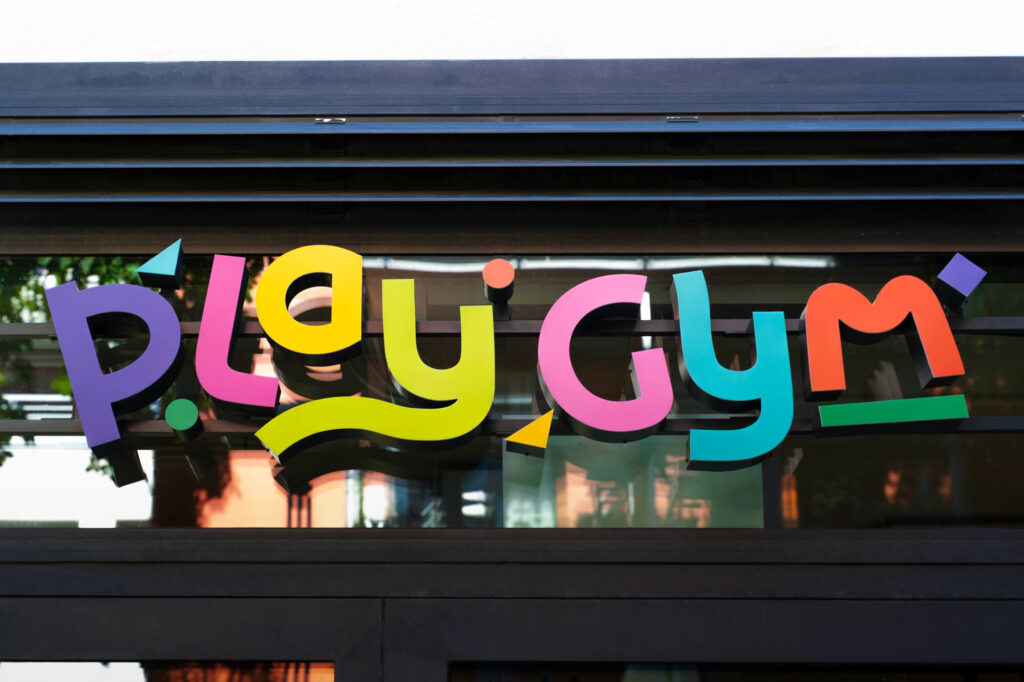 Kolorowe litery 3D z podświetleniem frontowym nad wejściem do Play Gym