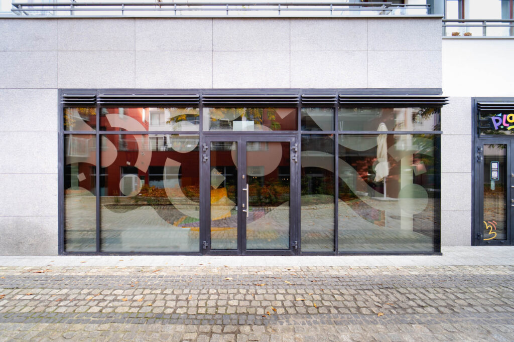 Oklejenie witryny sali gimnastycznej autorskim wzorem z brandingu