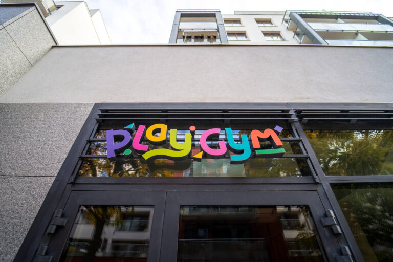 Oznakowanie centrum gimnastycznego dla dzieci Play Gym w Gdańsku