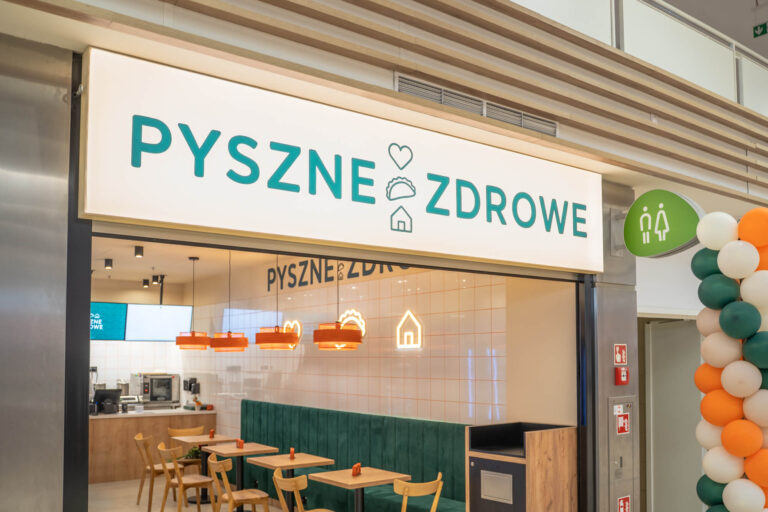 Podświetlany kaseton nad wejściem do sklepu z garmażerią w galerii handlowej