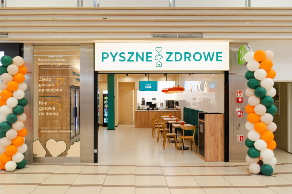 Oznakowanie sklepu w centrum handlowym — kaseton z licem napinanym Pyszne Zdrowe