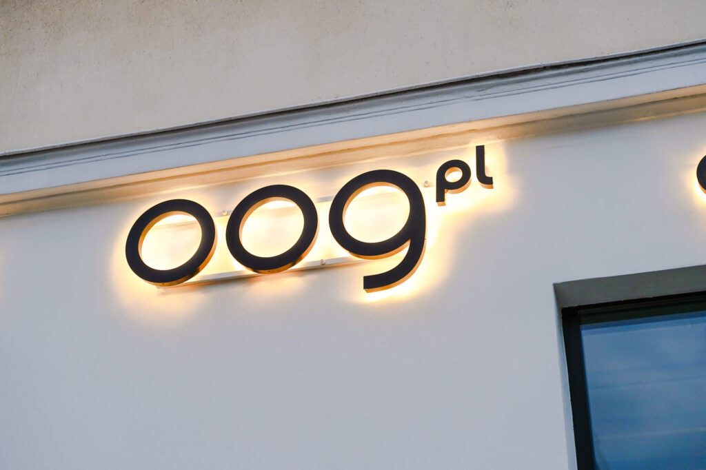 Litery 3D z podświetleniem halo — zbliżenie na logo OOG