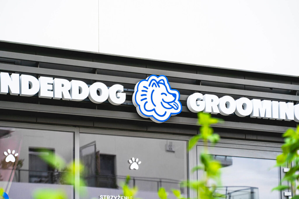 Oznakowanie salonu groomerskiego Underdog w Gdańsku — litery 3D i oklejone witryny