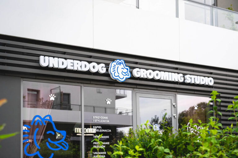 Oznakowanie salonu groomerskiego Underdog w Gdańsku — litery 3D i oklejone witryny