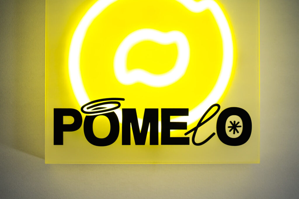 Zbliżenie na nieświecące logo z czarnej plexi na świecącym licu