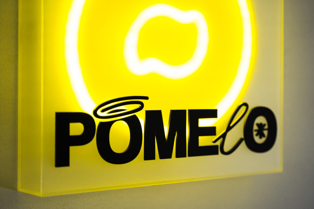 Lightbox z neonem LED — widok pod kątem, przezierne boki obudowy