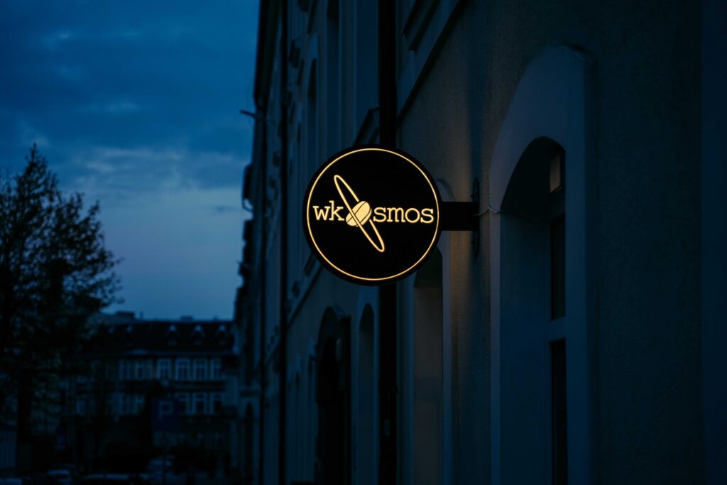 Metalowy semafor z podświetlanym logo wyciętym w blasze