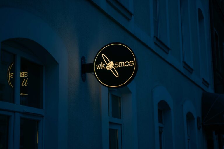 Podświetlany semafor reklamowy kawiarni Wkosmos na elewacji kamienicy w Gdańsku